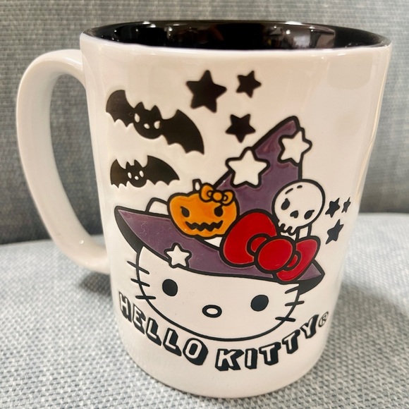 HELLO KITTY Halloween Witch ๐ง๐ปโโ๏ธ๐โโฌ๐ Halloween Coffee Mug NEW - Picture 3 of 3